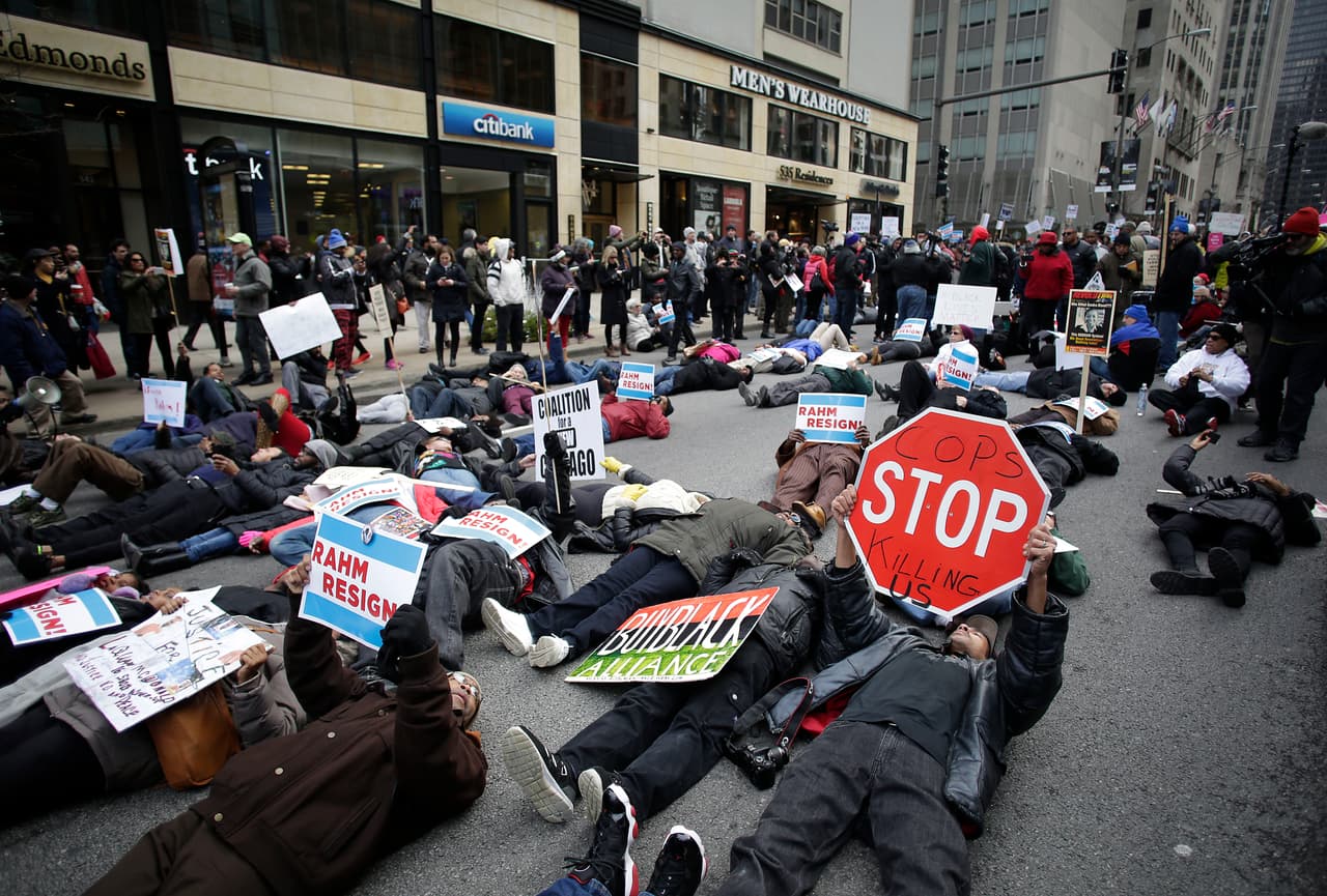 Unas cuatrocientas personas marcharon por la calle más importante de la ciudad, la Avenida Michigan, para presionar a que Emanuel deje su puesto.