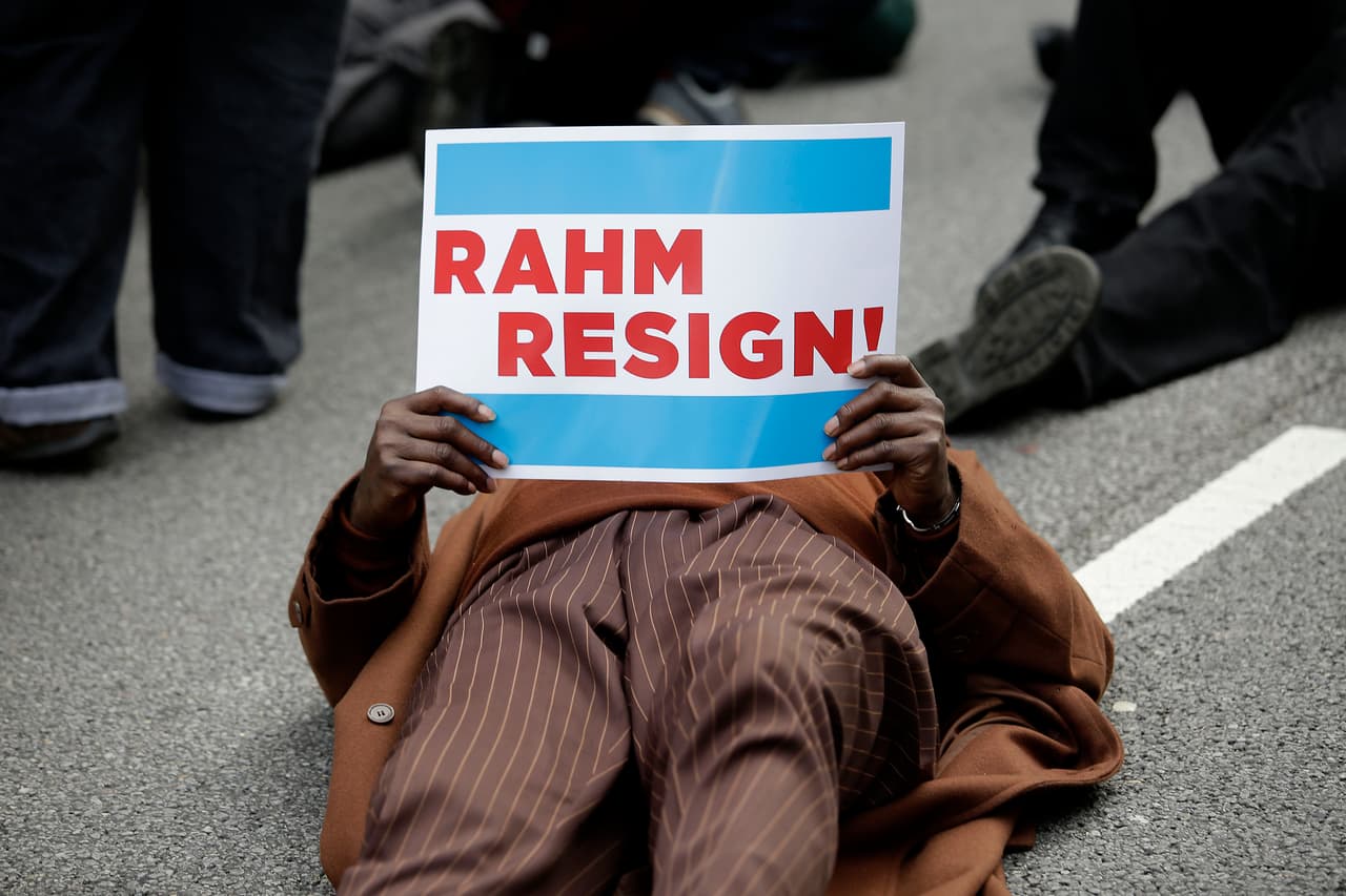 Unas cuatrocientas personas marcharon por la calle más importante de la ciudad, la Avenida Michigan, para presionar a que Emanuel deje su puesto.