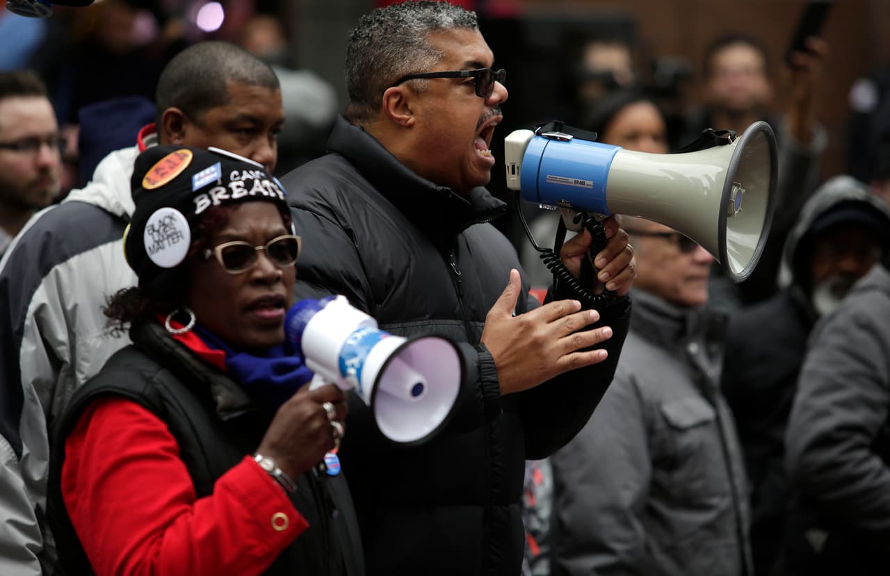 Unas cuatrocientas personas marcharon por la calle más importante de la ciudad, la Avenida Michigan, para presionar a que Emanuel deje su puesto.