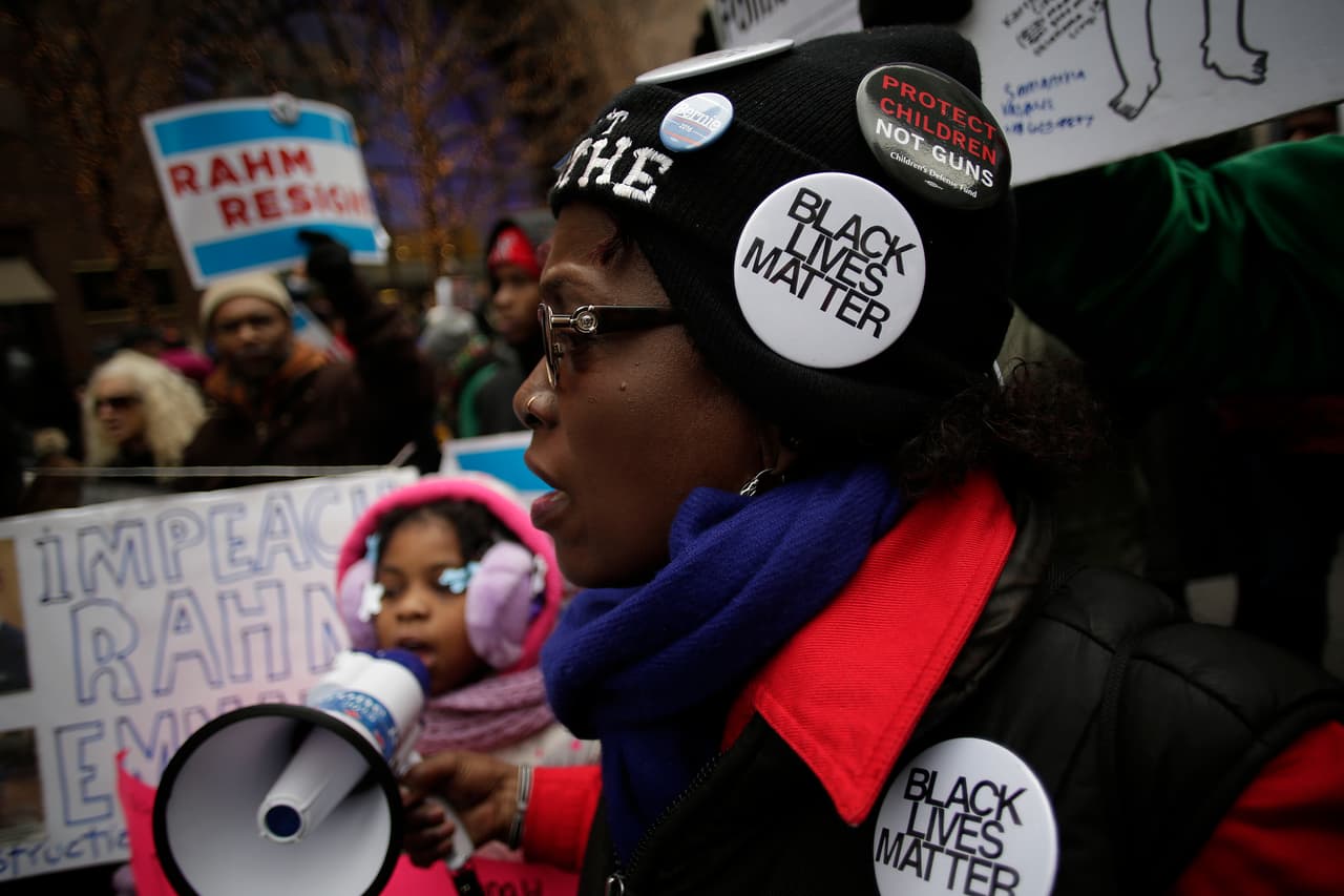Unas cuatrocientas personas marcharon por la calle más importante de la ciudad, la Avenida Michigan, para presionar a que Emanuel deje su puesto.