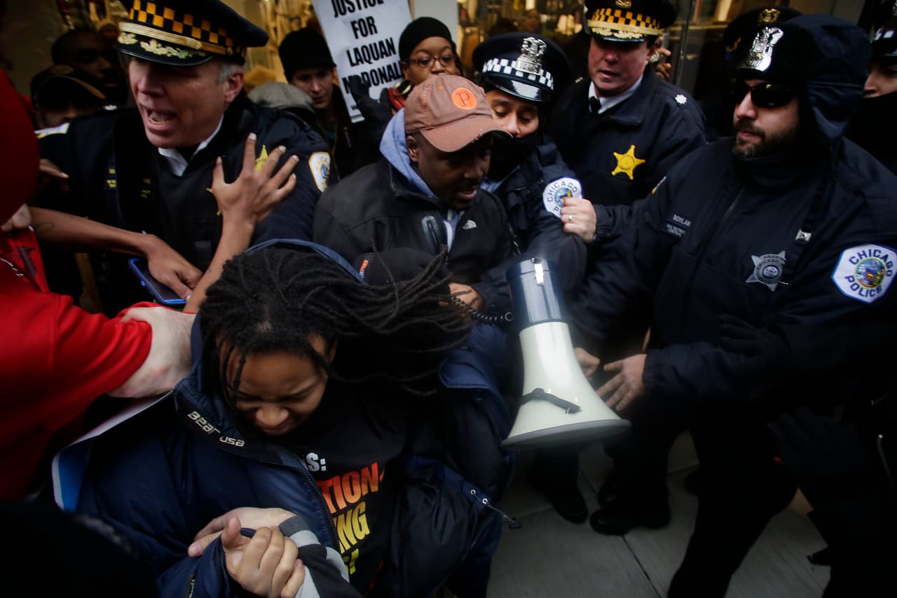 Unas cuatrocientas personas marcharon por la calle más importante de la ciudad, la Avenida Michigan, para presionar a que Emanuel deje su puesto.