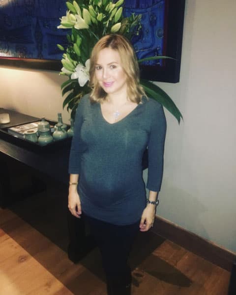 No dejaba de presumir su pancita cada vez que podía, no necesitaba pretexto para hacerlo.