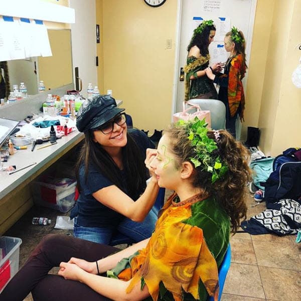 Desde el inicio, 
<b><a href="https://www.univision.com/programas/novelas/karyme-lozano-hace-su-debut-en-serie-estadounidense">Karyme</a></b> estuvo muy involucrada en el proyecto de su hija: "Día #2 en el ensayo de la obra de mi hermosa @angela.iturrioz", se puede leer en la cuenta de Instagram de la actriz.