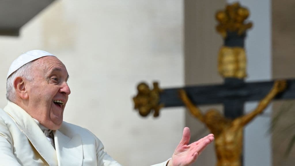 El papa Franciso llega en el vehículo oficial a la plaza San Pedro para presidir la misa del domingo de Ramos.