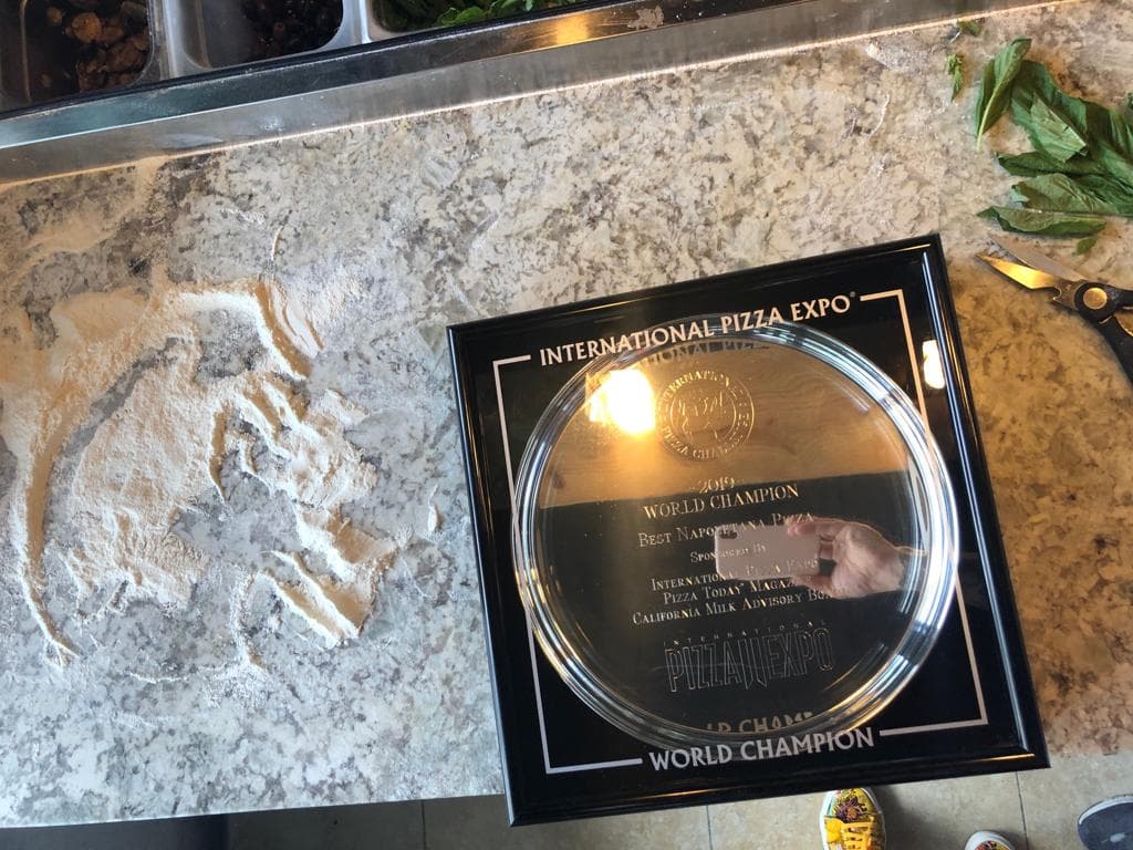 Además a Lucas le otorgaron esta placa que lo reconoce como el mejor pizzero del mundo.