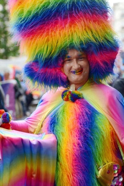 Como la de este hombre con una gran peluca de colores.