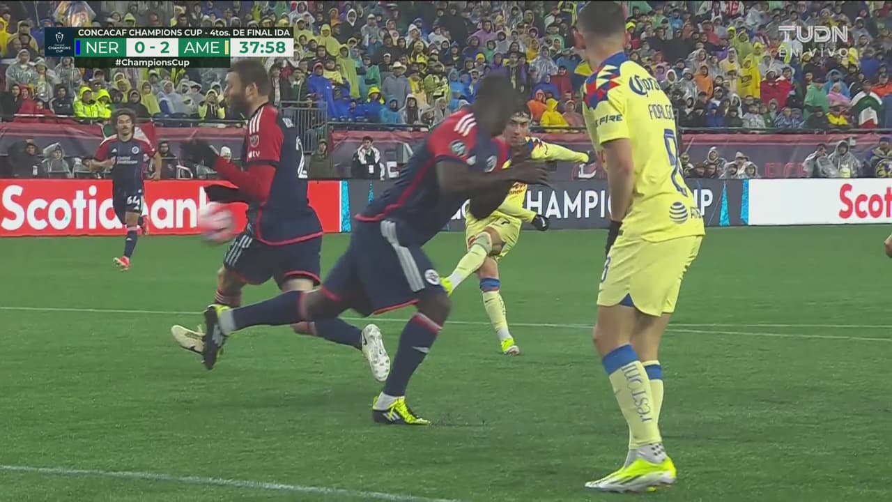 ¡Juegue! El árbitro y el VAR no consideran deliberada la mano de Romney