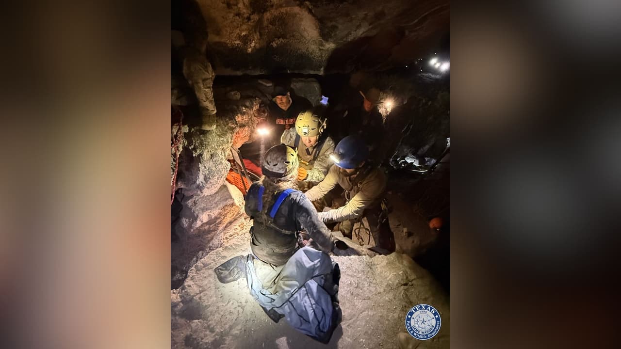 De acuerdo con autoridades, el incidente ocurrió alrededor de las 6:00 de la tarde, cuando el equipo se encontraba ascendiendo al interior de la cueva y una roca se desprendió, golpeando a una investigadora en la cabeza. Debido a la profundidad y la estructura vertical del sistema cavernoso, el grupo no pudo comunicarse de inmediato con los servicios de emergencia.