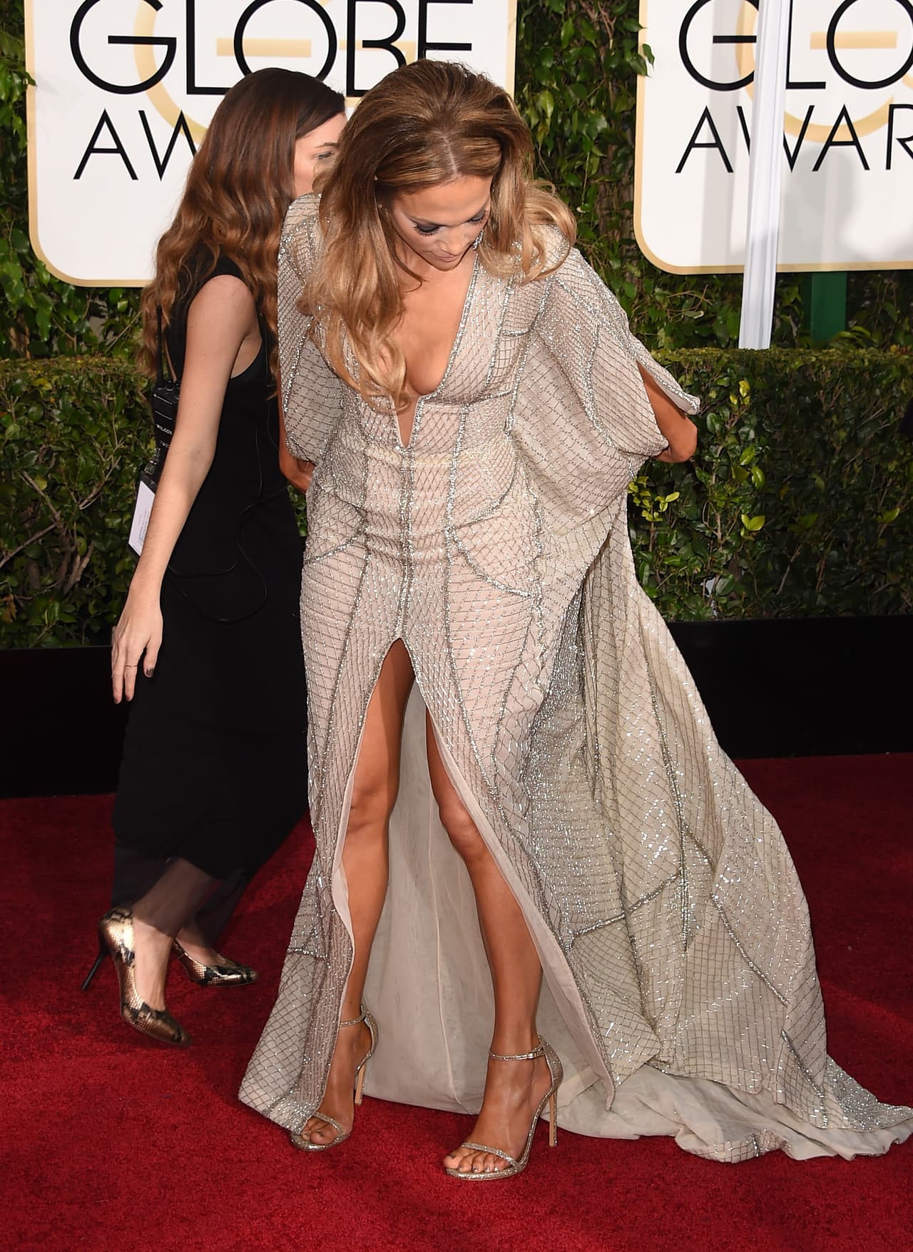 OMG! En una edición de los Golden Globes por poco se queda desnuda.