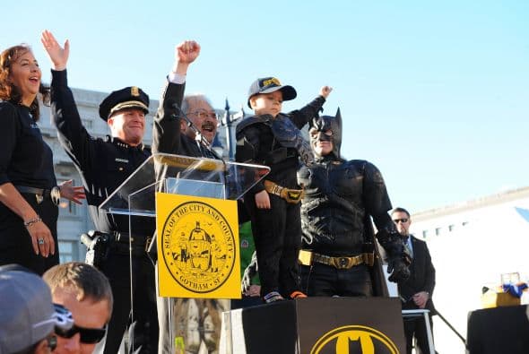 El alcalde de San Francisco, Ed Lee, le dio la llave de la ciudad por haber atrapado a los malhechores.