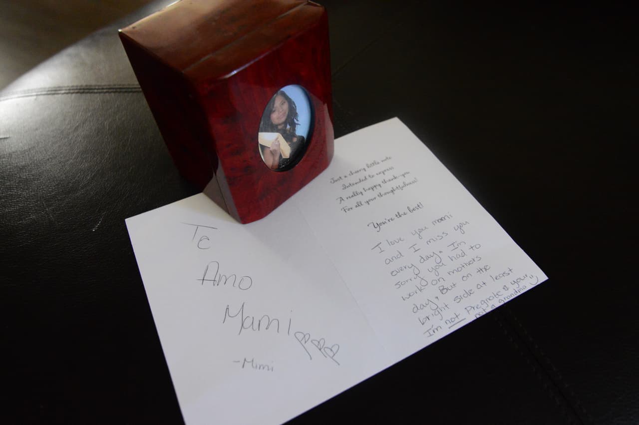 La mitad de las cenizas de Nohemí y la última carta del Día de las Madres que escribió la joven.