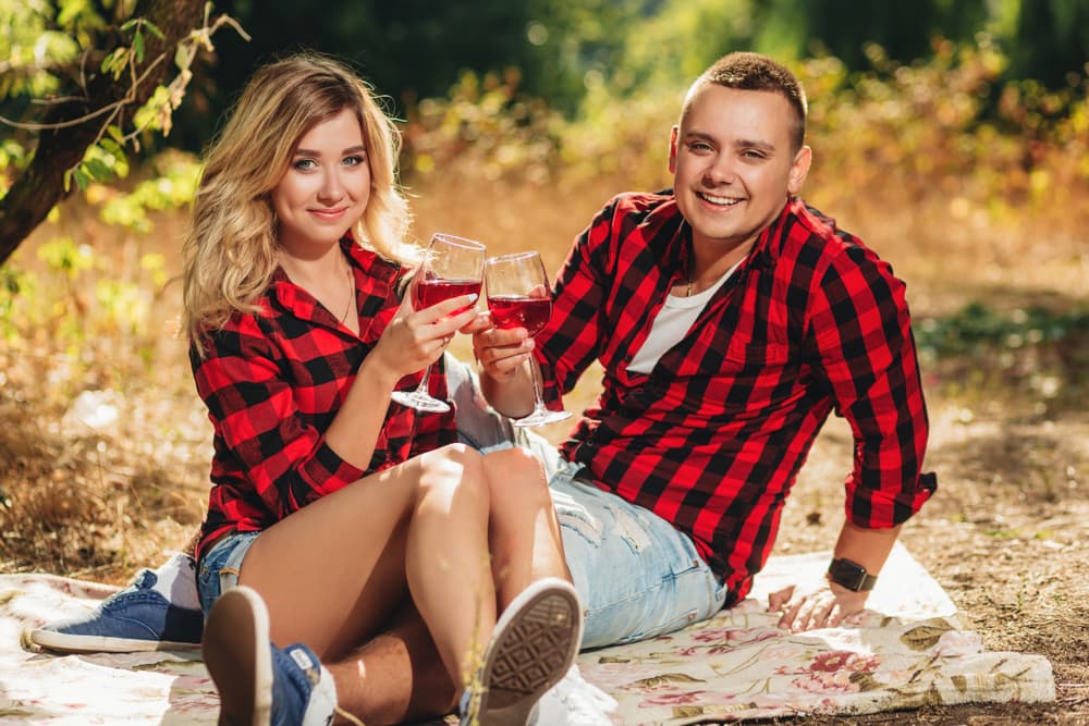 El único inconveniente que tendría una relación de Tauro con Tauro es que a veces pueden ponerse un poco tercos u obstinados y encapricharse en que les cumplan lo que quieren - alguna meta o algo relacionado a un bien material. Pero fuera de eso, es una combinación ideal que disfrutarán mucho.