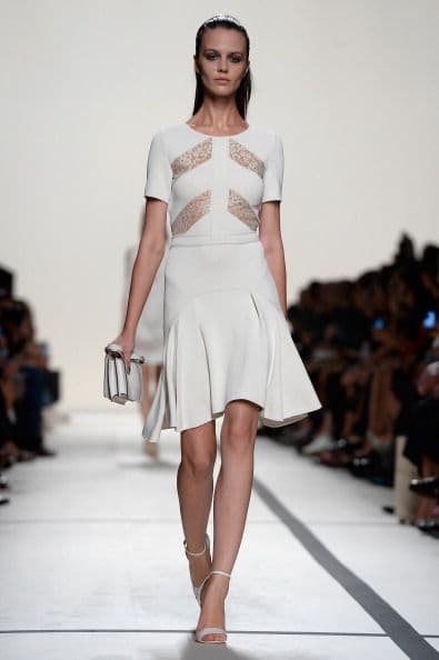 Esta nueva moda en transparencias no solo entrará con líneas horizontales, sino que abre toda una gama de alternativas que harán resaltar tus atributos naturales.