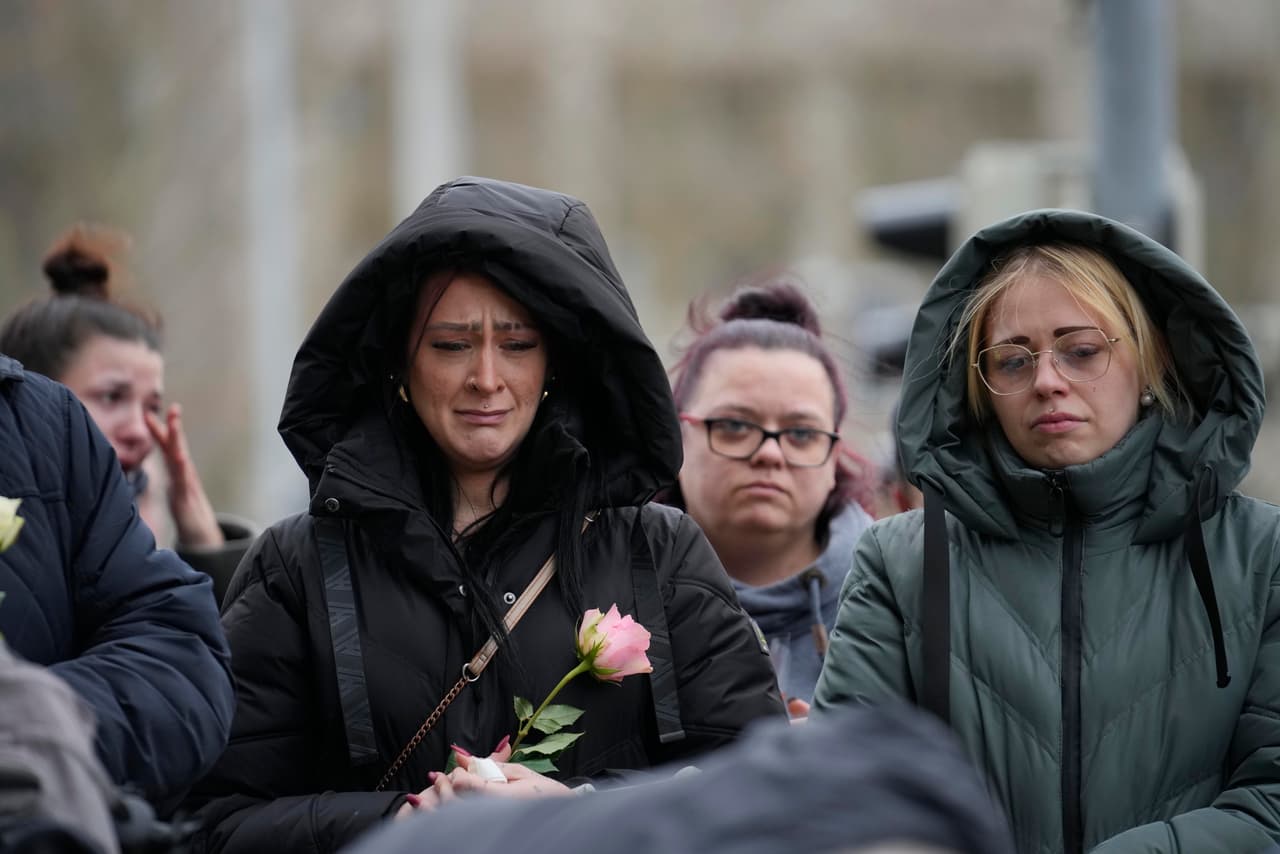 Ciudadanos rinden homenaje y lloran por las muertes en el exterior de la iglesia de San Juan, cerca de un mercado navideño, donde un automóvil atropelló a una multitud el viernes por la noche, en Magdeburgo, Alemania.