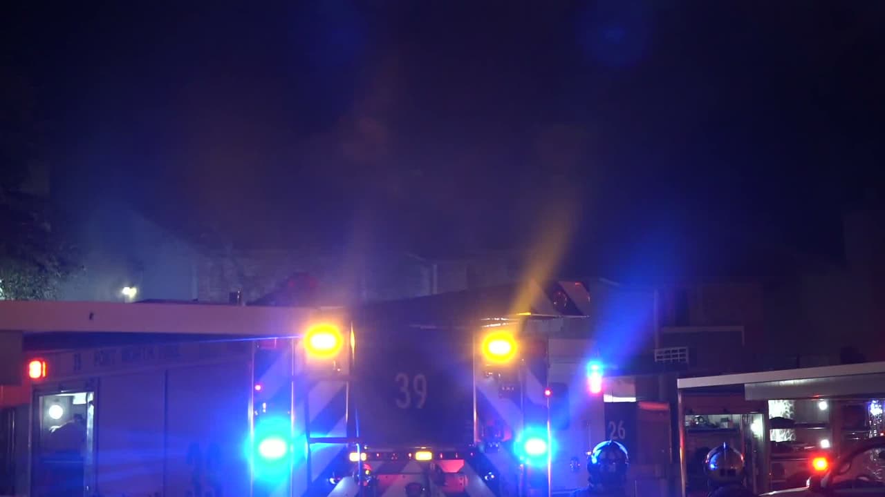 Fuego en área residencial de Fort Worth provoca desalojos