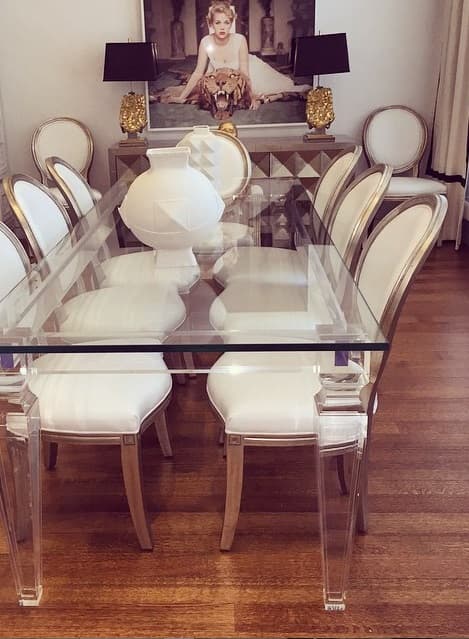 Iniciemos un recorrido por su mansión, una prestigiada casa de muebles se encargó de diseñar este comedor de cristal especialmente para ella. Por supuesto, Paris lo presumió en sus redes sociales.