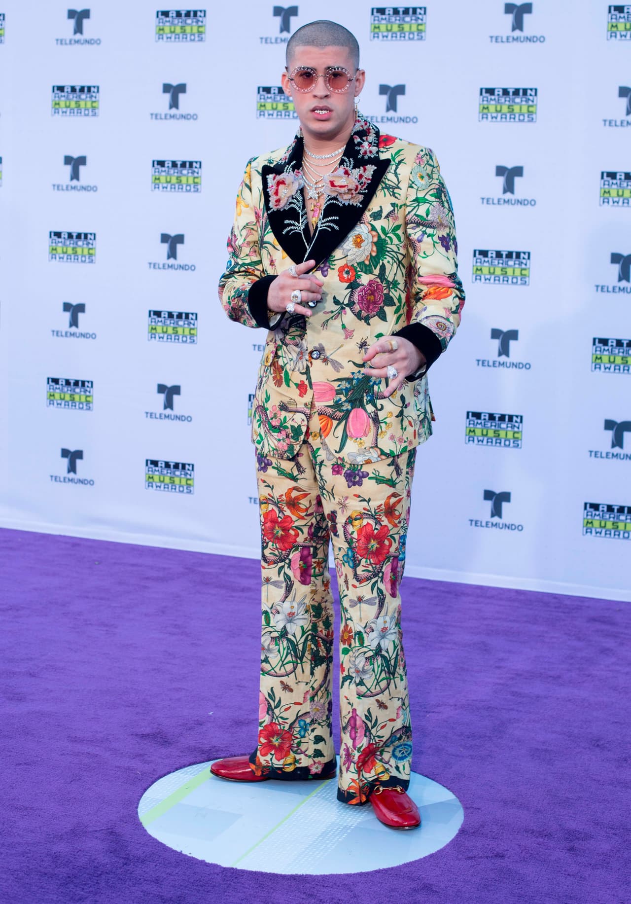 Bad Bunny se ha caracterizado por su colorida y diversa presencia.