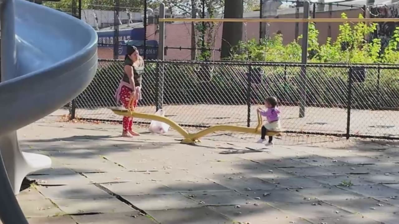 Niña de 12 años es herida de bala en el pecho y un pie durante tiroteo afuera de un parque en El Bronx