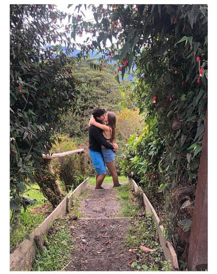 Fue hasta el 15 de junio de 2019 cuando ambos, después de ser captados besándose, confirmaron su noviazgo con esta fotografía en Instagram.