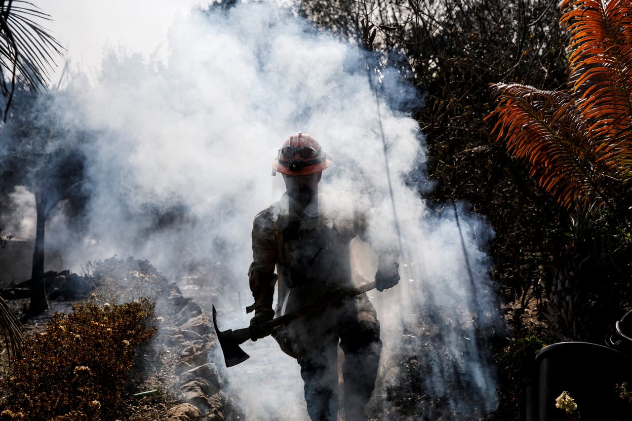 <b>Héroes contra el fuego.</b> Los incendios en California se propagaron en Paradise, al norte, y al sur en Malibú. En la fotografía Victor Correa, capitán del cuerpo de bomberos de Los Ángeles, cuando se enfrentó a las llamas en Harvester Road, Malibu.