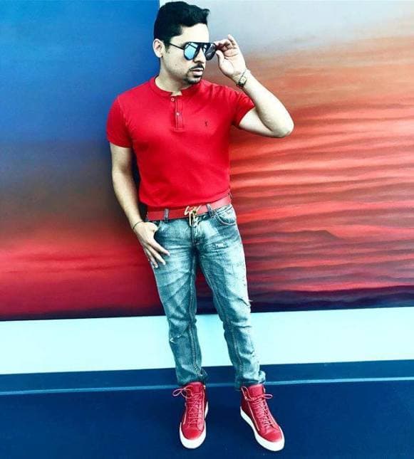 El cantante Larry Hernández es famoso por dar explosivas respuestas en contra de sus detractores. Hace unos meses, publicó esta foto presumiendo su look, sin imaginar que esto le provocaría fuertes críticas de sus seguidores, quienes lo tildaron de "ridículo".