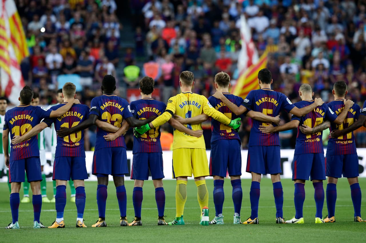 El abrazo solidario entre los jugadores de Barcelona el 20 de agosto antes del patido contra Betis, luego del ataque a Las Ramblas.