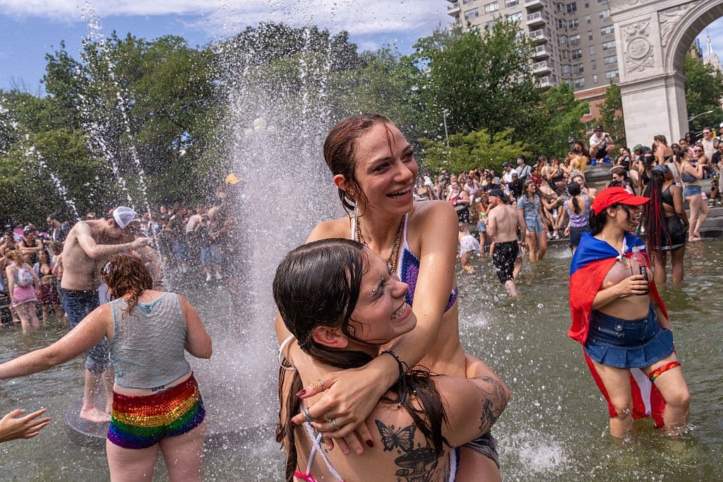 Los organizadores de Desfile de Orgullo de Nueva York declararon que para la edición de este año contaron con menos auspiciadores.
<b>Mencionaron a Pepsi y a Nissan</b>, entre las empresas que ante el nuevo ambiente político en Estados Unidos, prefieron no volverse a involucrar.
