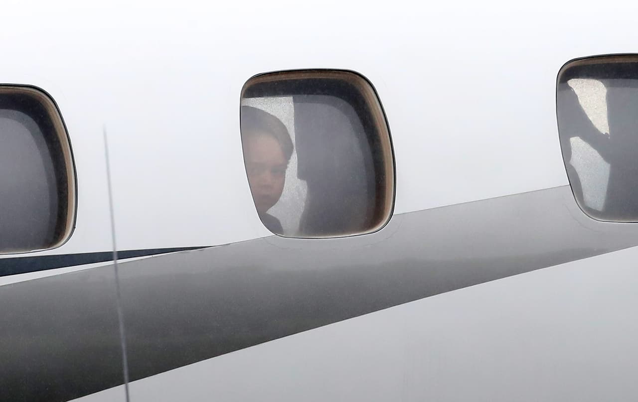 El príncipe George de Cambridge mira a través de la ventana de un avión a los curiosos que lo observan, esto sucedió el 1 de octubre de 2016 en Victoria, Canadá.