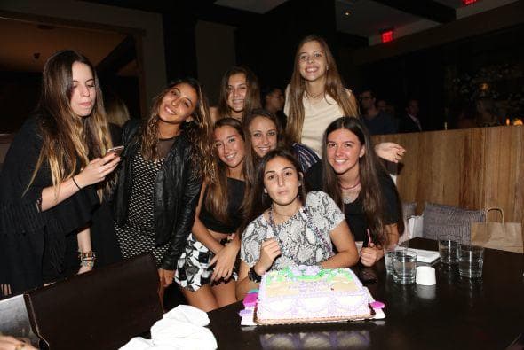 Mía posa en su cumpleaños 15, cuando celebró en compañía de sus amigas en Miami, Florida.