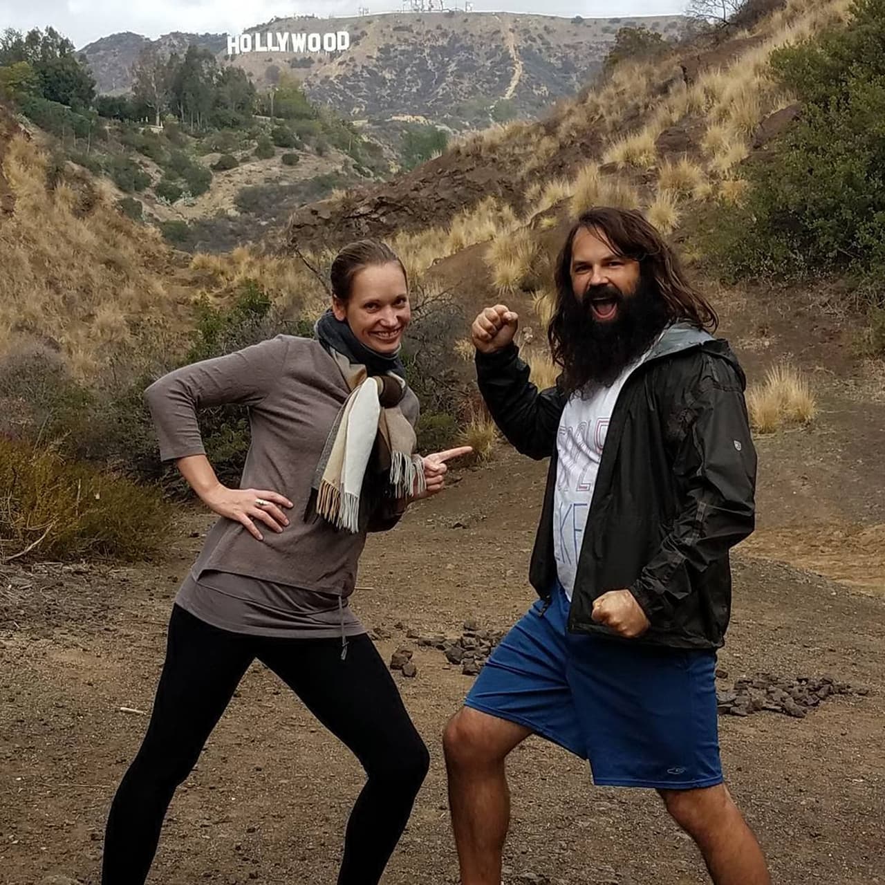 Las caminatas pueden efectuarse entre las 6 de la mañana y las 9 de la noche, y las personas, que siempre deben ser mayores de 18 años de edad, pueden llevar consigo a sus perros, según explicó McCarthy. “Nuestra actividad tiene que ver con el movimiento y la conexión, y está dirigida a personas como nosotros, que necesitan motivación para salir de casa, hacer ejercicio y hablar con alguien cara a cara”, agregó.