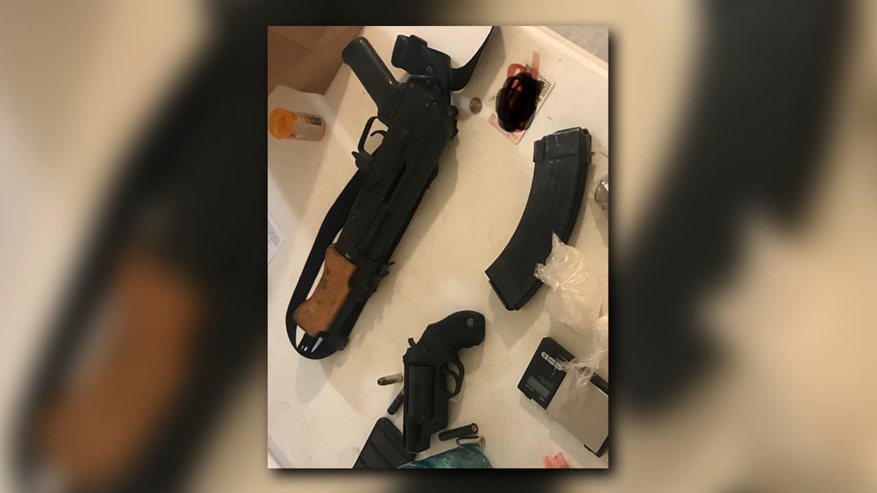 Durante el procedimiento de detención de Darnell Hansa Howard incautaron 9 armas de fuego.