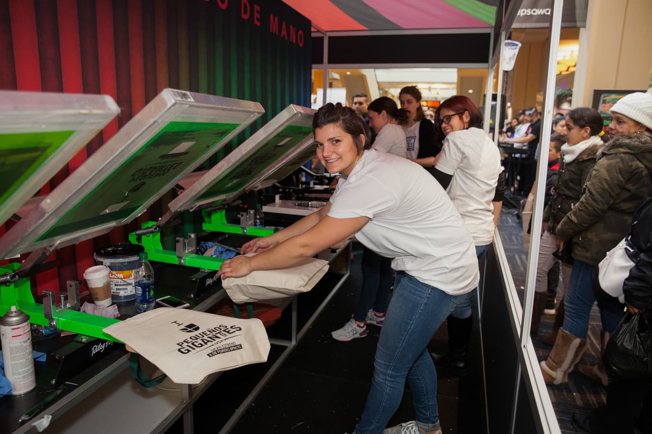 El talento encargado de producir las bolsas diseñadas.