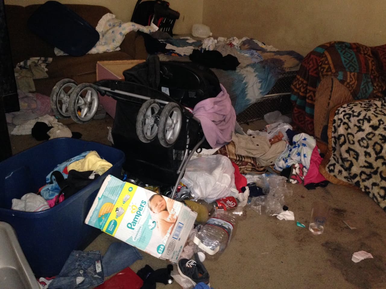 Una caja de pañales resalta entre los desechos encontrados en la sala de la vivienda.