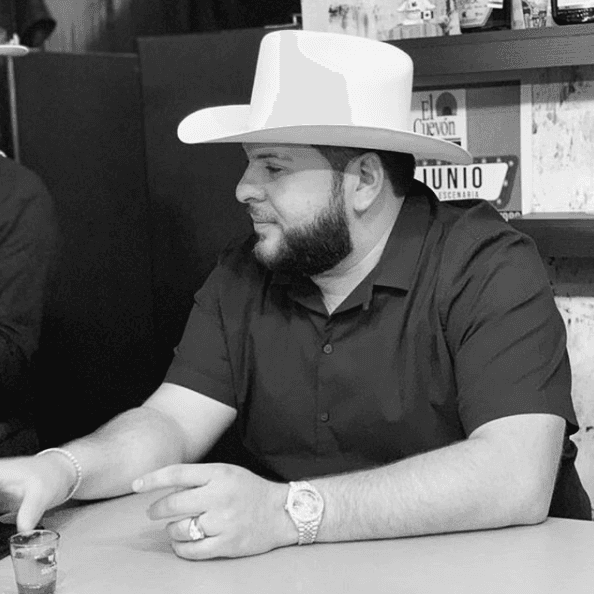 Tiene más de un millón de seguidores en Instagram, plataforma que lo dio a conocer y por la que empezó a ganar reconocimiento.