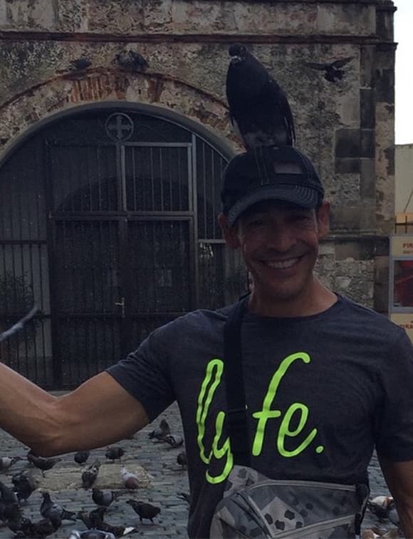 En El Parque de las Palomas, una simpática paloma posó con Johnny para la foto.