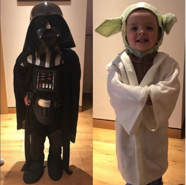 Sus pequeños se vistieron como los antagonistas de la saga de 'Star Wars': 'Darth Vader' y 'Yoda'.