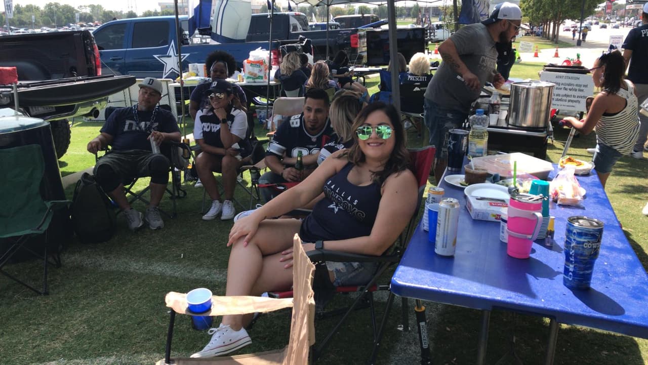 Fanáticos armados con un televisor de pulgadas considerables, sillas, bebidas y las infaltables fajitas, siguieron paso a paso el desarrollo del duelo.
<br>
<br>