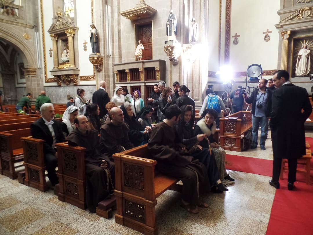 La producción de la serie cuidó cada detalle de la iglesia.