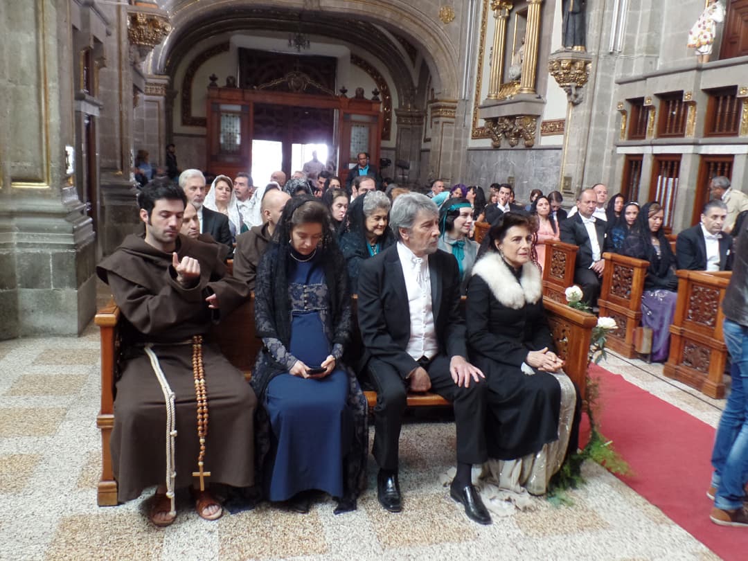Todo el elenco estaba esperando las indicaciones para grabar.