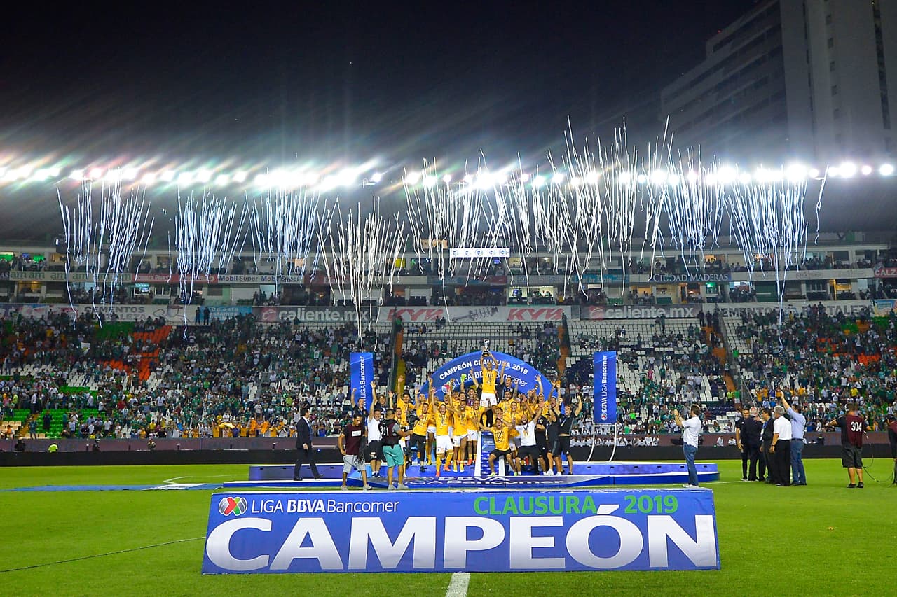 ¡Tigres se proclama Campeón del fútbol mexicano! Los felinos regiomontanos cosecharon su séptimo título de la Liga MX y se cuelan, aunque muchos se sigan negando a aceptarlo, entre los grandes del balompié azteca. Luego de superar en una Final de un solo gol a los Esmeraldas del León, así se dieron los festejos de los Tigres en patio ajeno, imágenes para el recuerdo y que hay que darse un tiempo para echarles un ojo, sobre todo la fiel afición de los felinos regios.