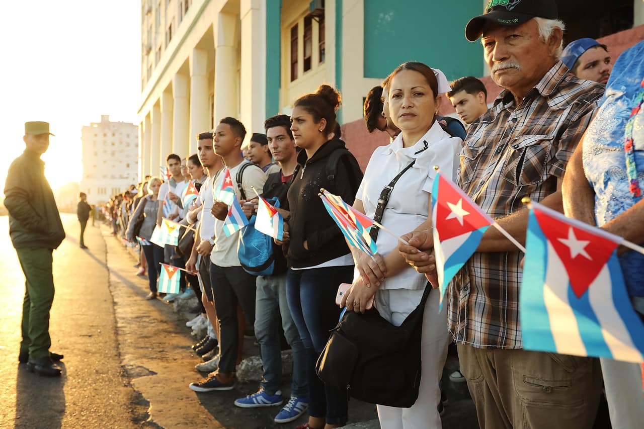Los cubanos esperan alineados el paso de la caravana fúnebre. 
<br>