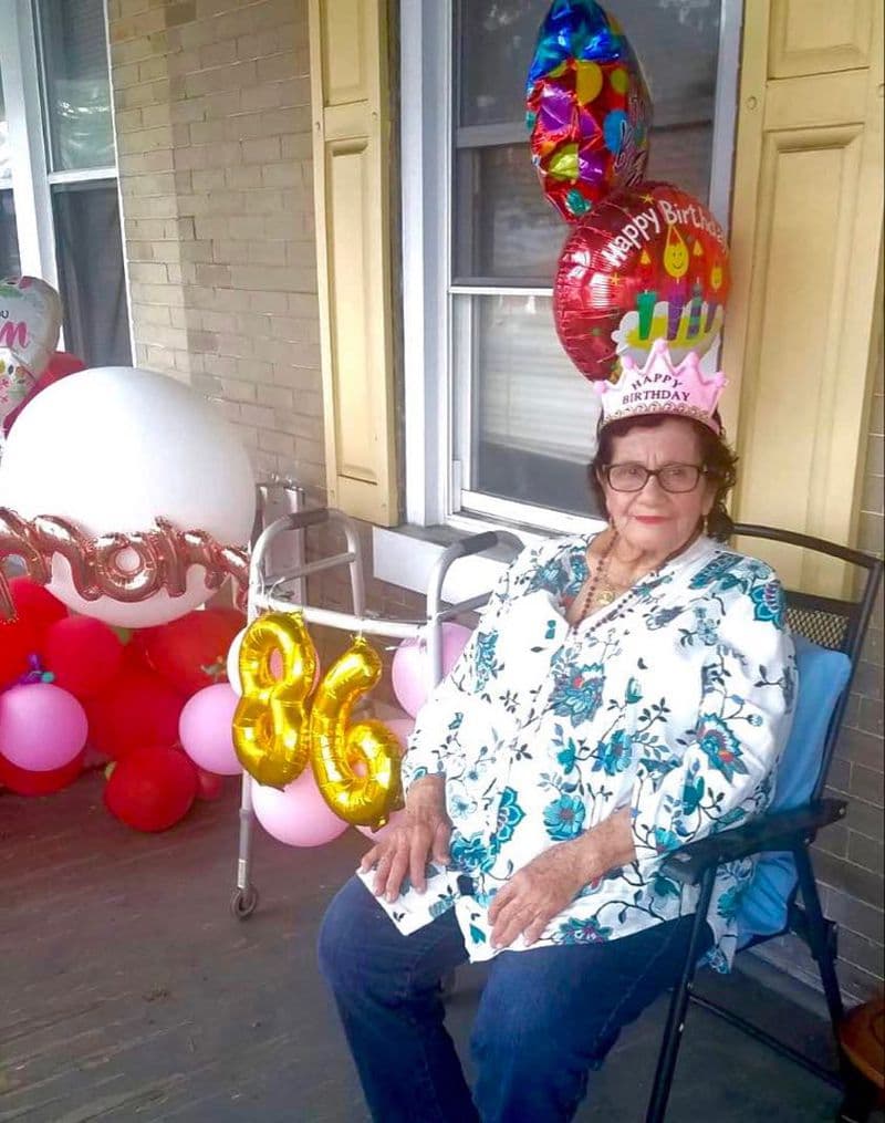 La familia organizó un desfile de automóviles para celebrar el cumpleaños número 86 de Orfita.