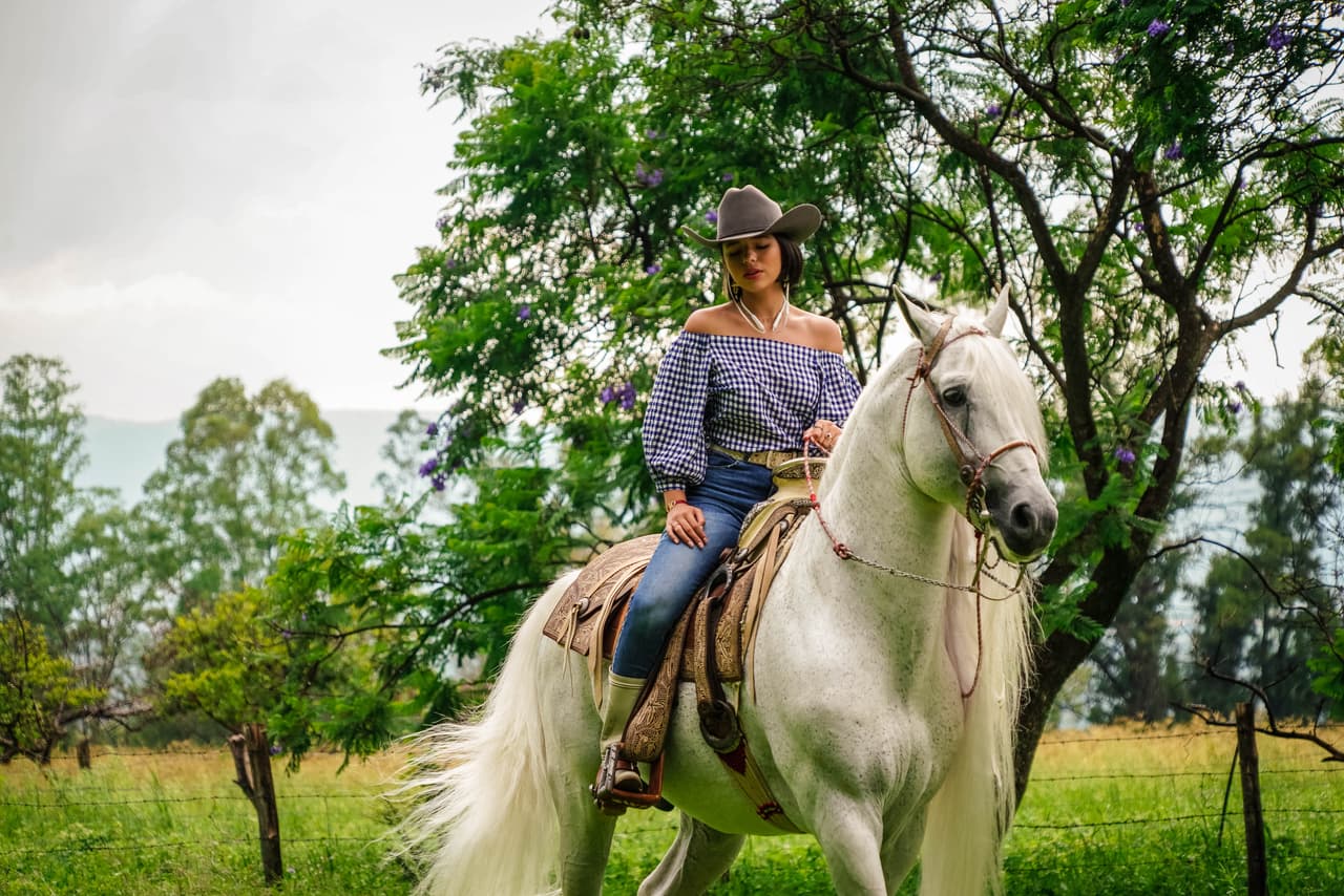 'Cielo rojo' fue filmado en varias locaciones del estado de Zacatecas, (al centro de la República Mexicana) principalmente en Tayahua, lugar donde se encuentra el rancho de la familia Aguilar.