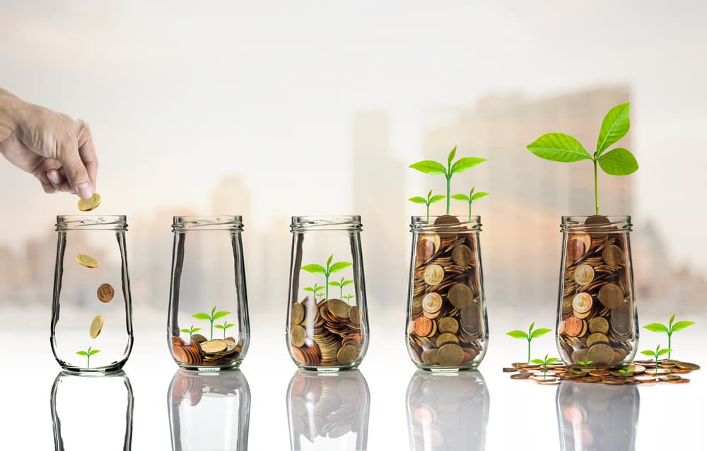 <h3 class="cms-H3-H3">Soñar con tus ahorros </h3>
<br> Este sueño trae buenas noticias, pues se relaciona con riqueza y abundancia. Pero ¡cuidado!, si en tus sueños te ves gastándolos pues no es otra cosa que un aviso de que la ruina se avecina. 
<br>