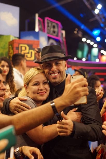 Nos encantan los selfies. We can't get enough of them! Y si no, pregúntenle a los que desfilaron la alfombra de Premios Juventud.