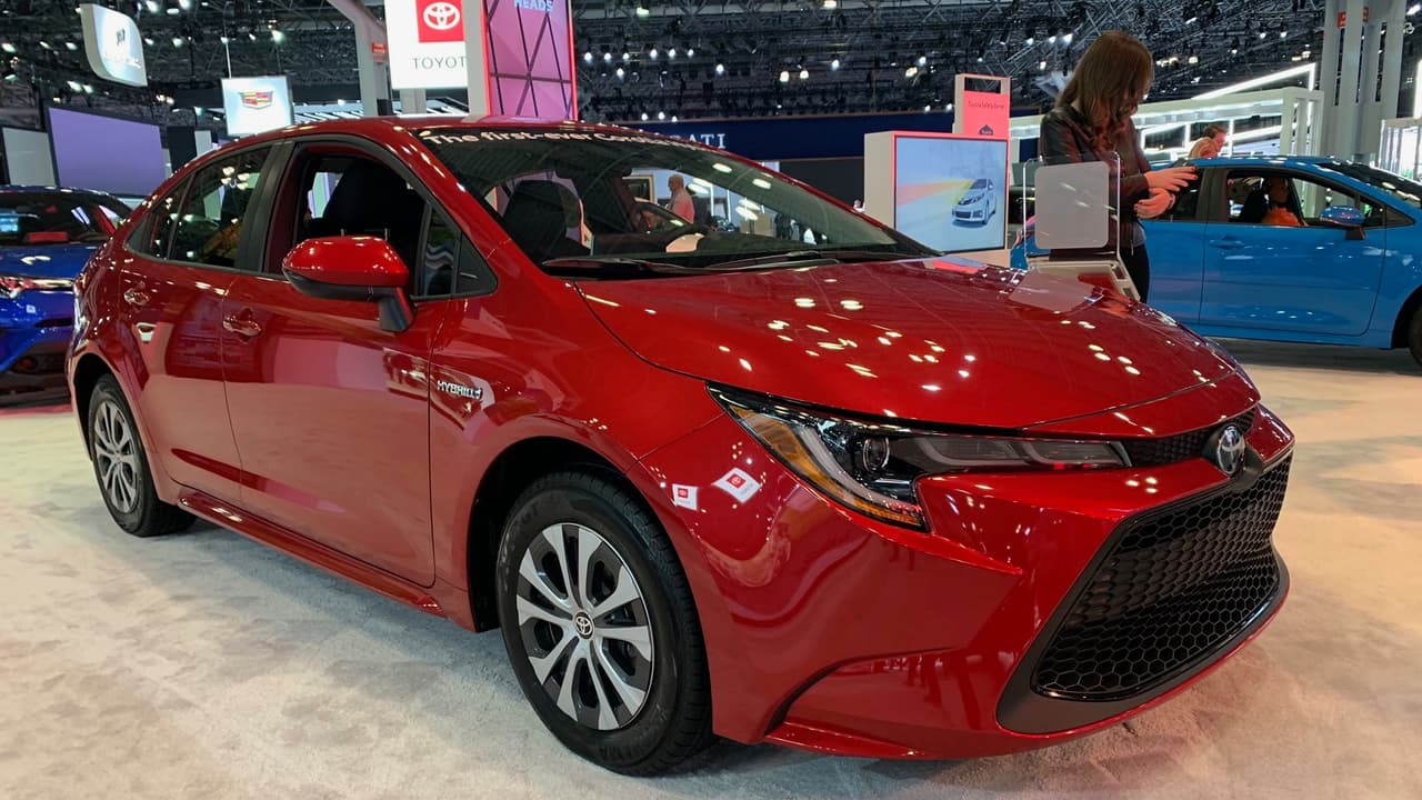 <h3 class="cms-H3-H3">Toyota Corolla Hybrid</h3>
<br>¿Quién se hubiese imaginado que el mata-Prius iba a venir también de las fábricas de Toyota? Pero eso es exactamente lo que es este Corolla Hybrid? Con prestaciones similares a las de Prius, mejores en alguno s casos, pero con un diseño un millón de veces más hermoso que el del Prius en su mejor día. Se va a vender bien.