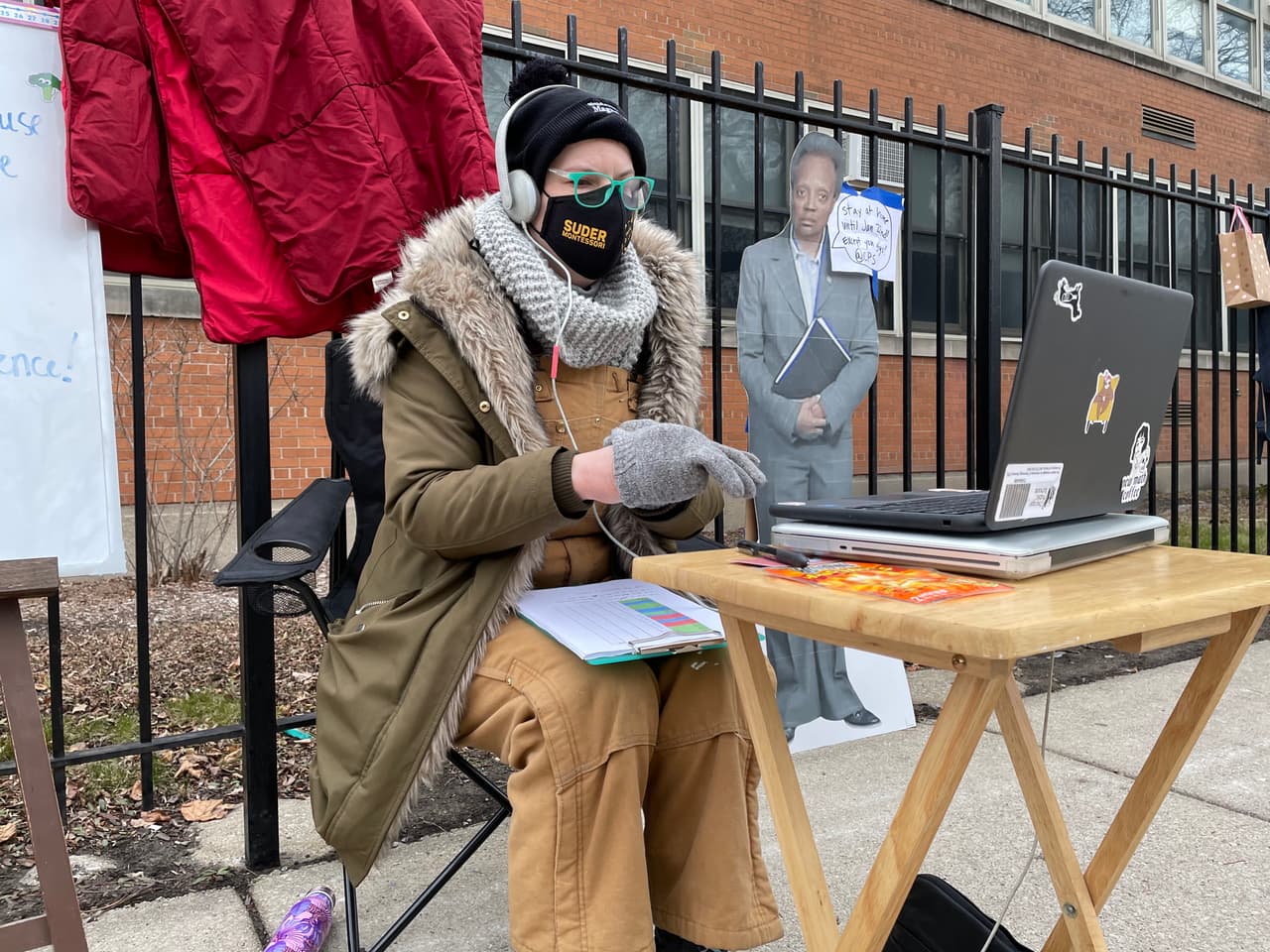 Algunos maestros de los que aún continúan trabajando de manera remota, se presentaron a la escuela donde trabajan, Henry Suder, pero para hacerlo instalados afuera de los planteles sin importar las bajas temperaturas.
<br>