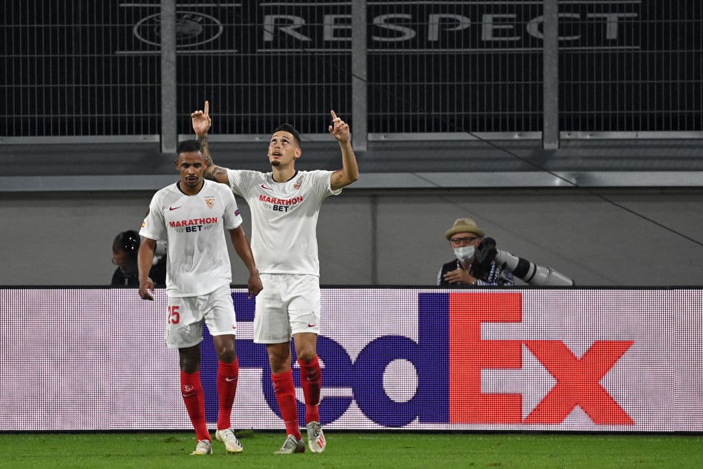 Aprovechó un balón al área para guardar el balón con un firme testarazo.