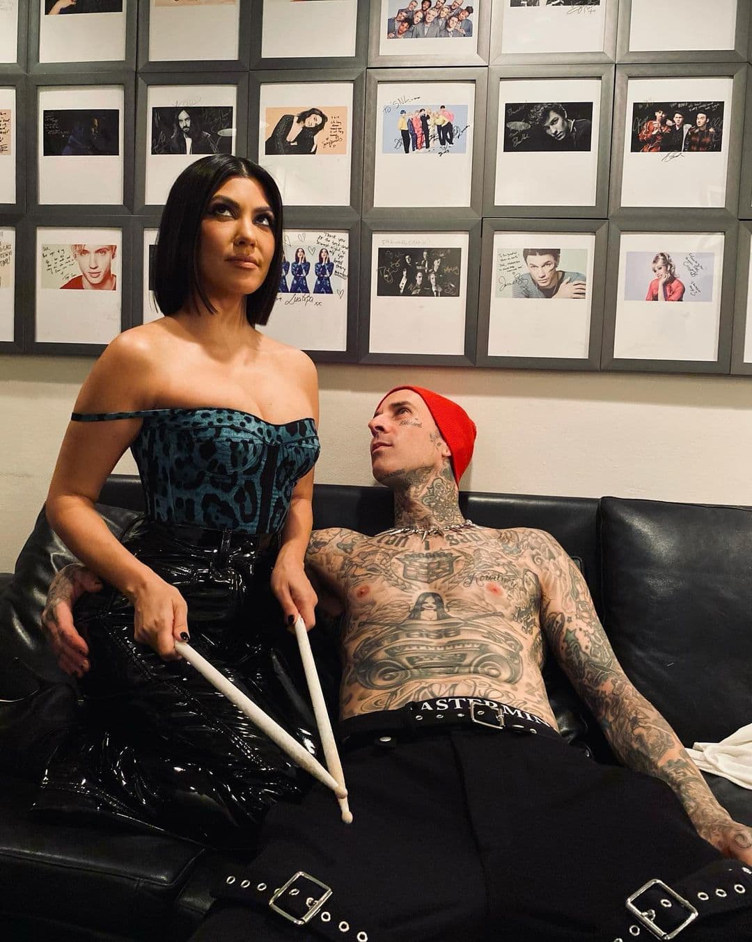 Travis Barker y Kourtney Kardashian son la 
<a href="https://www.univision.com/famosos/kourtney-kardashian-compra-mansion-12-millones-dolares-palm-springs-travis-barker-fotos">pareja del momento</a>. Este año han asistido a diversos eventos mostrándose muy cariñosos en todas las fotos.