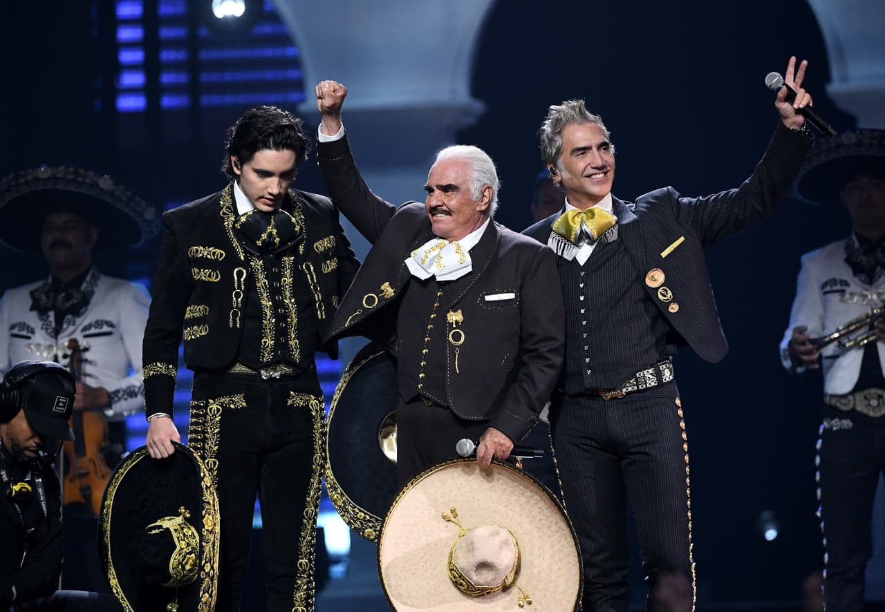 Con el buen humor que lo caracteriza, Vicente Fernández acertó a decir: "Ustedes saben que en televisión tenemos el tiempo bien medido, me faltaron como 50 canciones
<i> </i>más".